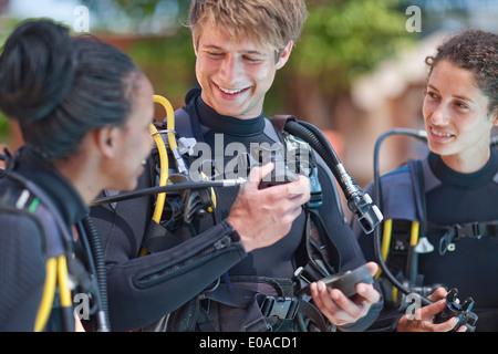 Istruttore di immersioni dimostrando le maschere di ossigeno per allievi femminile Foto Stock