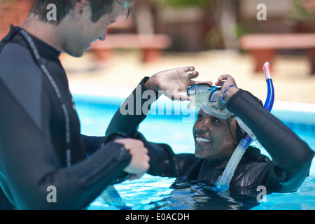Istruttore di immersioni con pupilla femminile in piscina Foto Stock