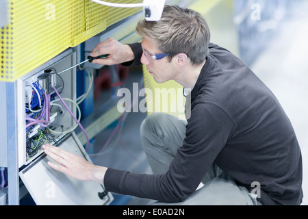 Metà maschio adulto tecnico manutenzione di attrezzature in impianti di ingegneria Foto Stock