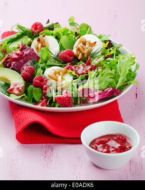 Insalata con formaggio di capra e lamponi Foto Stock