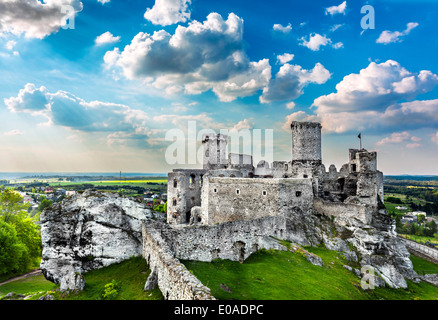 Le rovine di un castello, Ogrodzieniec fortificazioni, Polonia. Foto Stock