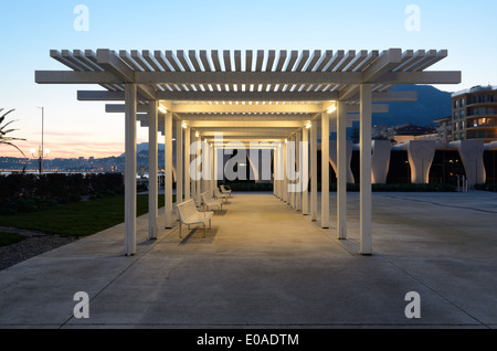 Pergola & lungomare illuminato di notte nella cittadina di Mentone sulla Costa Azzurra o Costa azzurra Francia Foto Stock
