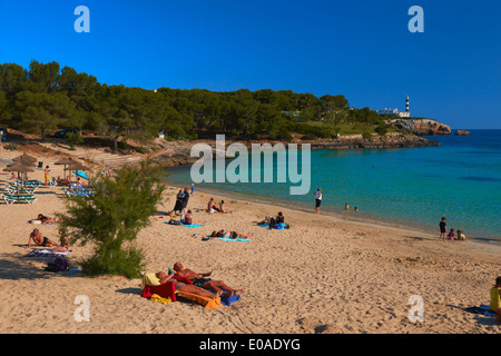 Mallorca, Porto Colom, Spiaggia, Punta de Ses Crestes lighthouse, Felanitx, Palma di Maiorca, isole Baleari, Spagna, Europa Foto Stock