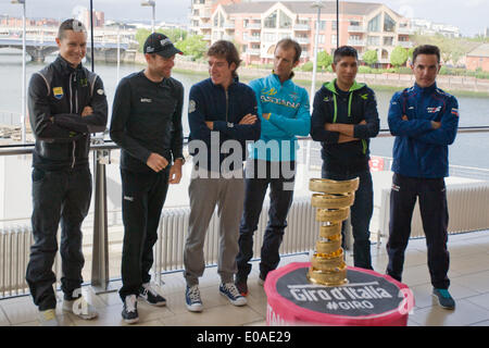 Waterfront Hall di Belfast, UK. Il 7 maggio 2014. L-R Nicolas Roche,Team Tinkoff-Saxo Cadel Evans,Team BMC Racing, Rigoberto URAN,Team Omega Pharma-Quick passo, Michele Scarponi,Team Astana,Nairo Quintana, Team Movistar, Joaquin Rodriguez,Team Katusha con il Trofeo Sanza ammenda di fronte al Giro top rider conferenza stampa ©Bonzo Alamy/Live Foto Stock