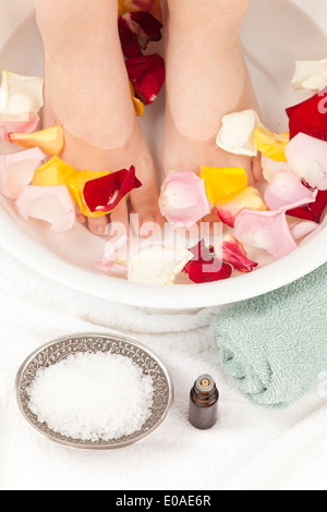 Pediluvio con oli essenziali Foto Stock