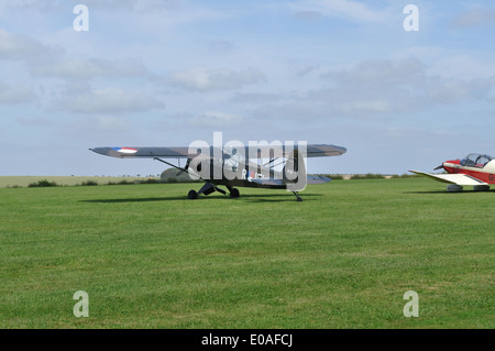 1954 Piper L-21B Super Cub G-BIYR (anche registrato R151) a Compton Abbas Airfield, Dorset, in Olandese Air Force livrea. Foto Stock