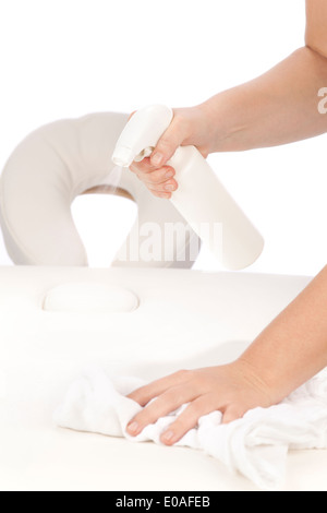 La disinfezione di un lettino da massaggio Foto Stock