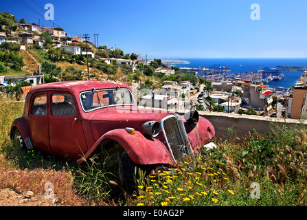 Abbandonata la vecchia auto a Perama, PIREUS, Attica, Grecia. Sullo sfondo è possibile vedere i contenitori' terminale. Foto Stock