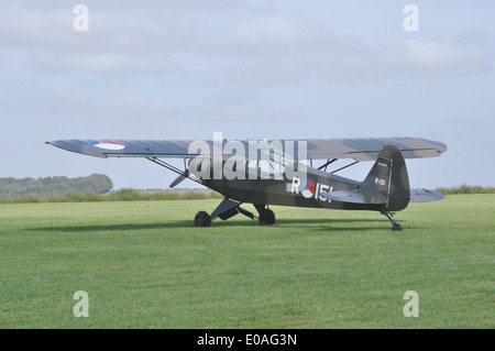 1954 Piper L-21B Super Cub G-BIYR (anche registrato R151) a Compton Abbas Airfield, Dorset, in Olandese Air Force livrea. Foto Stock