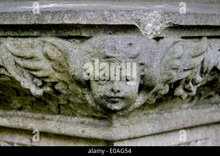 Lo spirito alato, dettaglio da un memoriale nel nord del cimitero di Merchiston, Edimburgo, Scozia, Regno Unito. Foto Stock