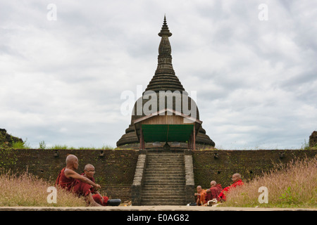 I monaci a Tempio Kothaung (Santuario di 90.000 immagini), Mrauk-U, Stato di Rakhine, Myanmar Foto Stock