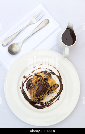 Un profiterole, soffio di crema o choux à la crème. Un francese dessert bignè sfera farcito con panna montata. Foto Stock