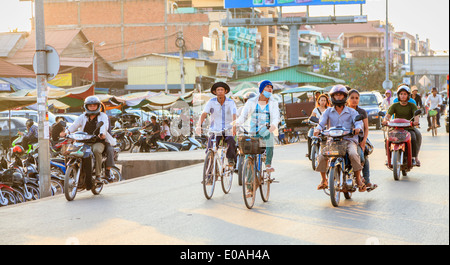 Traffico di sera a Siem Reap, Cambogia Foto Stock