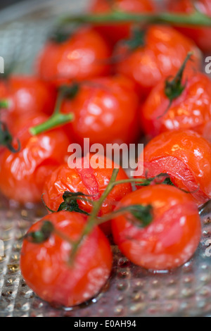 Pomodori arrosto su un argento vassoio da forno Foto Stock