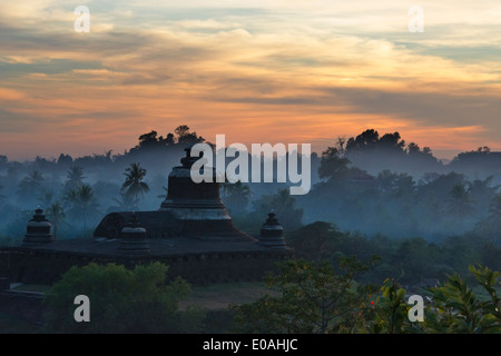 Htukkanthein (Dukkhanthein) Tempio nella giungla al tramonto, Mrauk-U, Stato di Rakhine, Myanmar Foto Stock