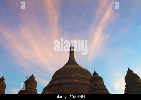 Andaw-thein tempio al tramonto, Mrauk-U, Stato di Rakhine, Myanmar Foto Stock