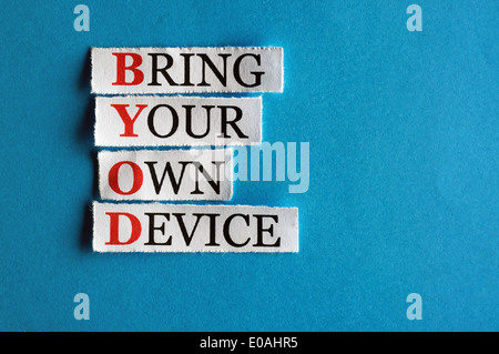 BYOD acronimo nel concetto di business, parole sulla carta tagliata hard light Foto Stock