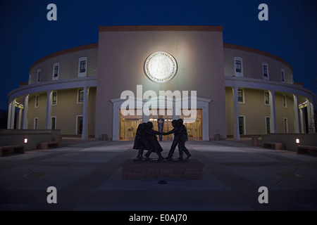 La scultura in bronzo di bambini che giocano da Glenna Goodacre, a New Mexico State Capitol Building Foto Stock