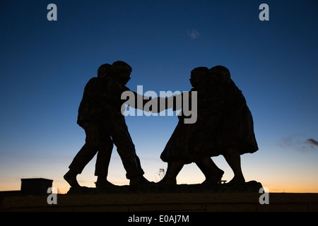 La scultura in bronzo di bambini che giocano da Glenna Goodacre, il Campidoglio dello Stato del New Mexico motivi Foto Stock