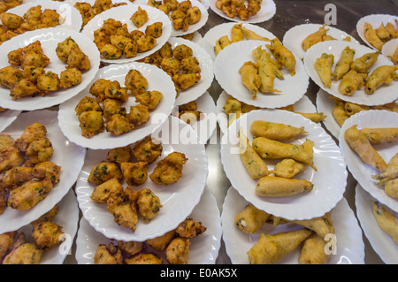 Stallo alimentari con specialità da Nizza, Beignets, Alpes Maritimes, in Provenza Costa Azzurra, Mediterraneo, Francia, Europa Foto Stock