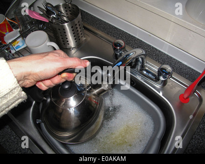 Il riempimento in acciaio inox bollitore elettrico al rubinetto da cucina Foto Stock