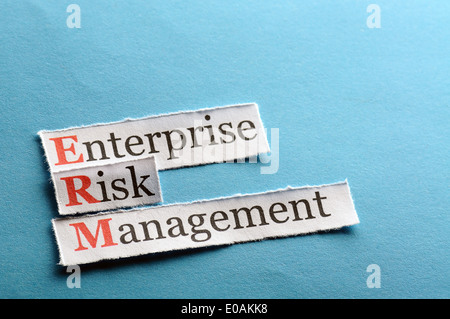 Acronimo erm - enterprise risk management su carta blu Foto Stock