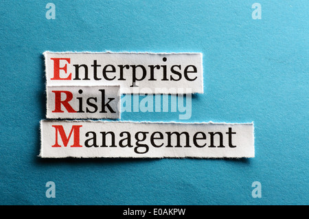Acronimo erm - enterprise risk management su carta blu Foto Stock