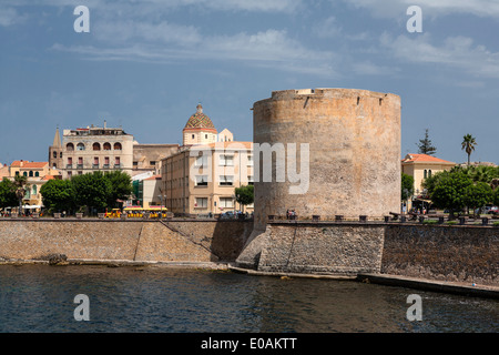 Le fortificazioni torre rotonda parete , la cupola di San Michele, Alghero Sardegna Foto Stock