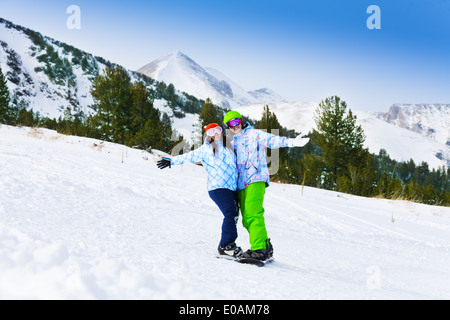 Due gli snowboarder in piedi vicino a ciascun altro Foto Stock