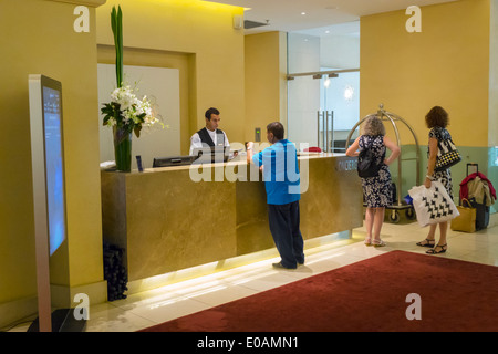 Sydney Australia,nuovo Galles del Sud,Carlson Radisson Blu Plaza Hotel Sydney,hotel hotel hotel albergo motel motel,hall,concierge,desk,fattorino,facchinaggio,GU Foto Stock