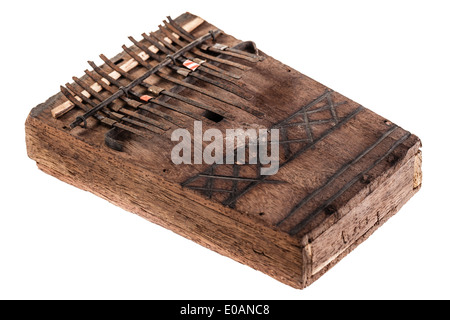 Un strumento africano chiamato Mbira, che consiste di un pannello di legno con annesso sfalsati i tasti in metallo Foto Stock