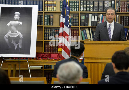 (140508) -- NEW YORK, 8 maggio 2014 (Xinhua) -- Preet Bharara, U.S. Avvocato per il Southern District di New York, parla a una cerimonia di consegna dei antica statua di Duryodhana in New York, Stati Uniti, 7 maggio 2014. Il Duryodhana, un decimo secolo scultura in pietra arenaria, che sosteneva di essere rubato dal Prasat Chen tempio a Koh Ker da una organizzata rete di saccheggio e infine importati in Stati Uniti per la vendita da Sotheby's Inc. Nel mese di aprile 2012, IL GOVERNO DEGLI STATI UNITI Attorney presentava un ricorso al Tribunale federale in cerca di incameramento della statua e restituire alla Cambogia. Nel dicembre 2013, Sotheb Foto Stock