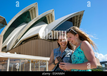 Sydney Australia,Sydney Harbour,Harbour,Sydney Opera House,design,shell,tetto,piastrelle in ceramica,vetro,donna donna donne,amici,telefoni cellulari smartphone Foto Stock