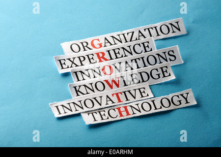 Acronimo di crescita nel concetto di business, parole sulla carta tagliata hard light Foto Stock