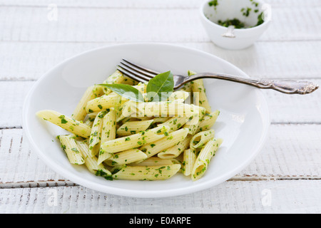 Pasta con il pesto in una terrina cibo closeup Foto Stock