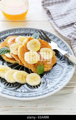 Frittelle di banana sulla piastra, cibo closeup Foto Stock