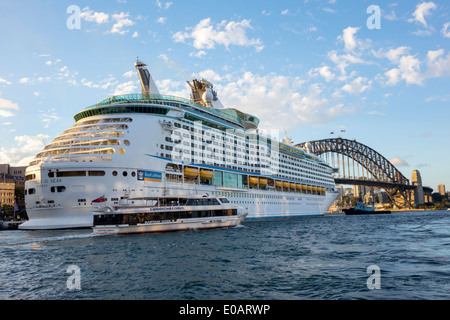 Sydney Australia,nuovo Galles del Sud,Sydney Harbour Bridge,porto,Voyager of the Sea Waters,nave da crociera,Circular Quay,Captain Cook,visitatori viaggi Racconti Foto Stock