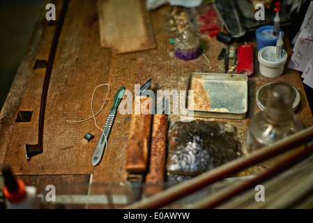 Gli strumenti di un liutaio del workshop Foto Stock