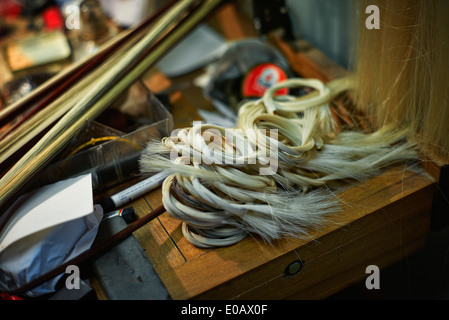 Gli strumenti e i crini per archi in un liutaio del workshop Foto Stock