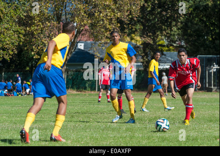 South African youth football team giocando contro una squadra tedesca (in rosso), Cape Town, Sud Africa Foto Stock