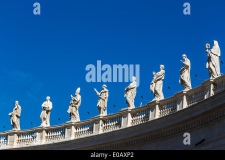 Italia, Roma, le figure dei santi nella Basilica di San Pietro Foto Stock