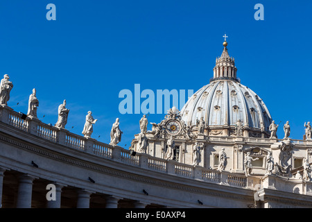 Italia, Roma, le figure dei santi nella Basilica di San Pietro Foto Stock