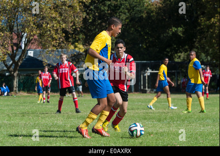 South African youth football team giocando contro una squadra tedesca (in rosso), Cape Town, Sud Africa Foto Stock