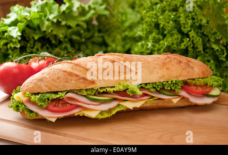 Grandi sandwich delizioso con prodotti freschi Foto Stock