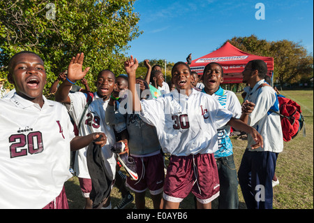 Youth football team di Khayelitsha celebrando la vittoria di un torneo, Cape Town, Sud Africa Foto Stock