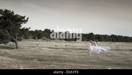 In Germania, in Baviera, Froettmaning Heath, giovani donne che indossano un abito di tulle e in esecuzione Foto Stock