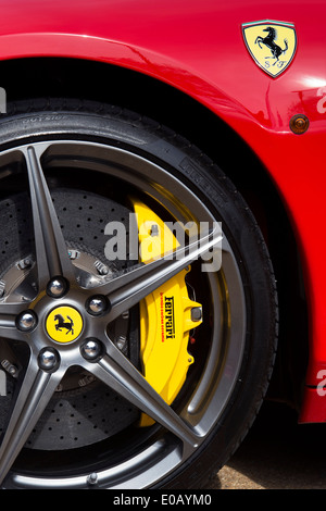 Ruota Ferrari che mostra la pinza del freno Foto Stock