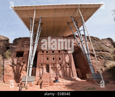 UNESCO il supporto sopra la roccia scavate chiesa di Bet Abba Libanos in Lalibela, Etiopia Foto Stock