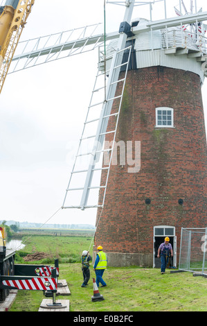 Il National Trust Millwrights rimuovendo le quattro vele del 102-anno vecchio windpump a Horsey in Norfolk Foto Stock