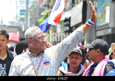 Bangkok, Tailandia. 8 Maggio, 2014. Governo anti-leader di protesta Suthep Thaugsuban saluta i sostenitori durante un rally su Main Street a Bangkok, Thailandia, 8 maggio 2014. Credito: Rachen Sageamsak/Xinhua/Alamy Live News Foto Stock